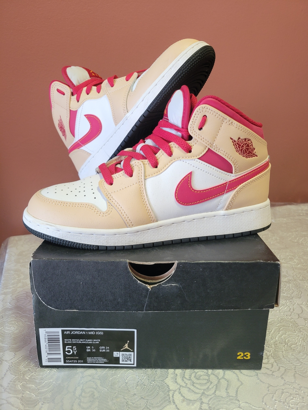 Retro Jordan 1s Youth Mid-Top Sneakers in White Onyx/light Curry-white
